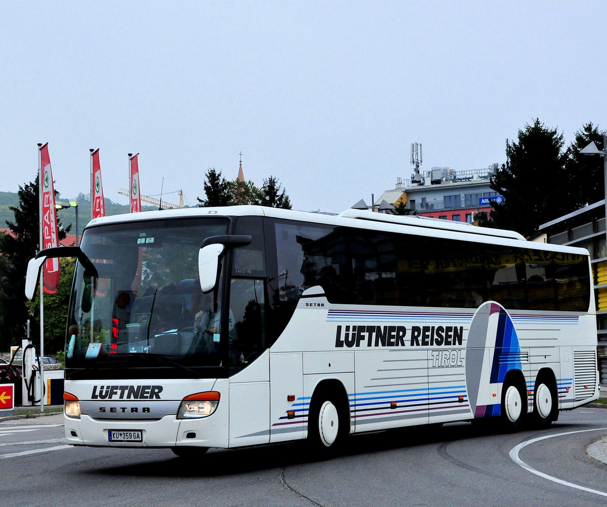 Setra 416 GT-HD von Lftner Reisen aus Tirol in Krems gesehen.