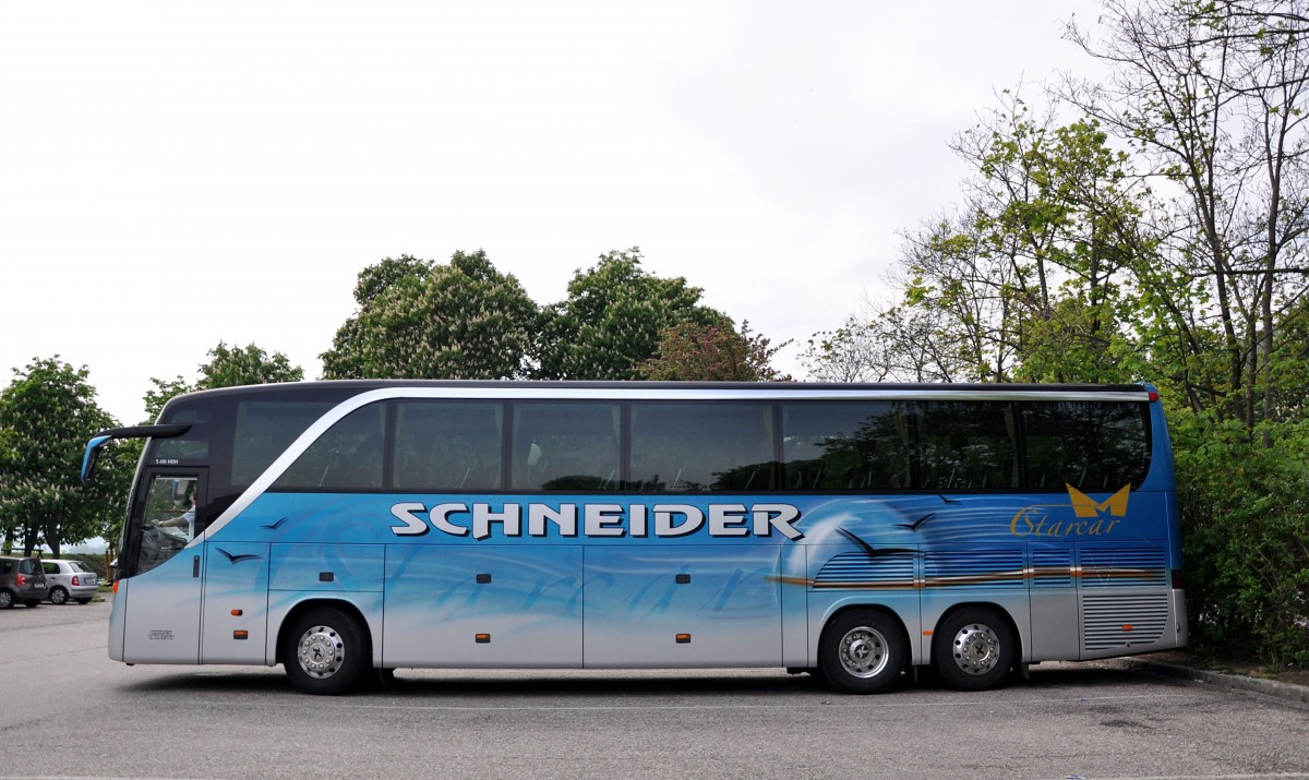 Setra 416 HDH von Schneider Reisen aus der Schweiz am 5.5.2015 in Krems.