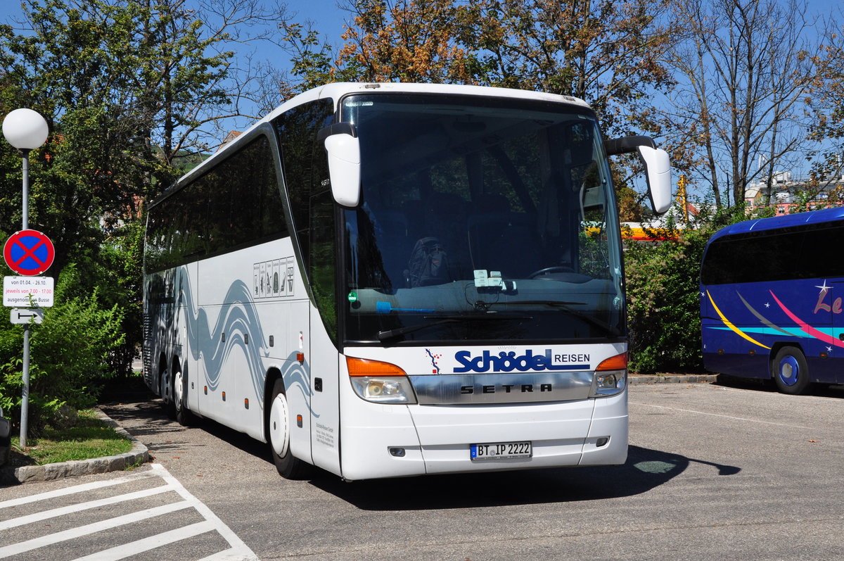 Setra 416 HDH von Schdel Reisen aus der BRD in Krems gesehen.