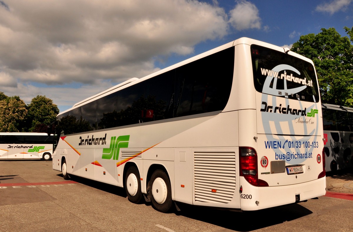 Setra 417 GT-HD von Dr. Richard aus Wien am 8.5.2014 in Krems unterwegs.