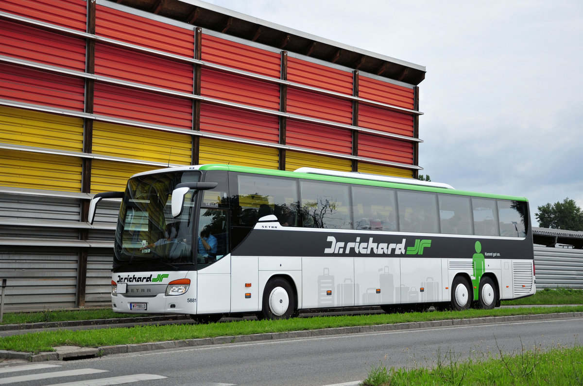 Setra 417 GT-HD von Dr. Richard Reisen aus Wien in Krems unterwegs.