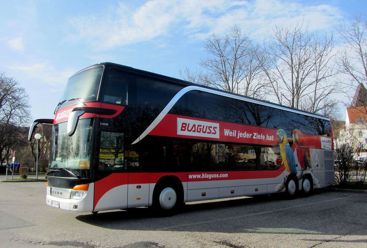 Setra 431 DT von Blaguss Reisen aus Wien in Krems gesehen.