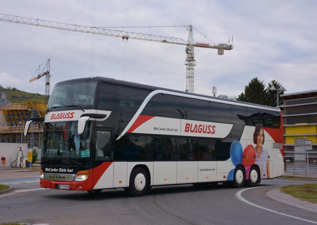 Setra 431 DT von Blaguss Reisen aus Wien 10/2017 in Krems.