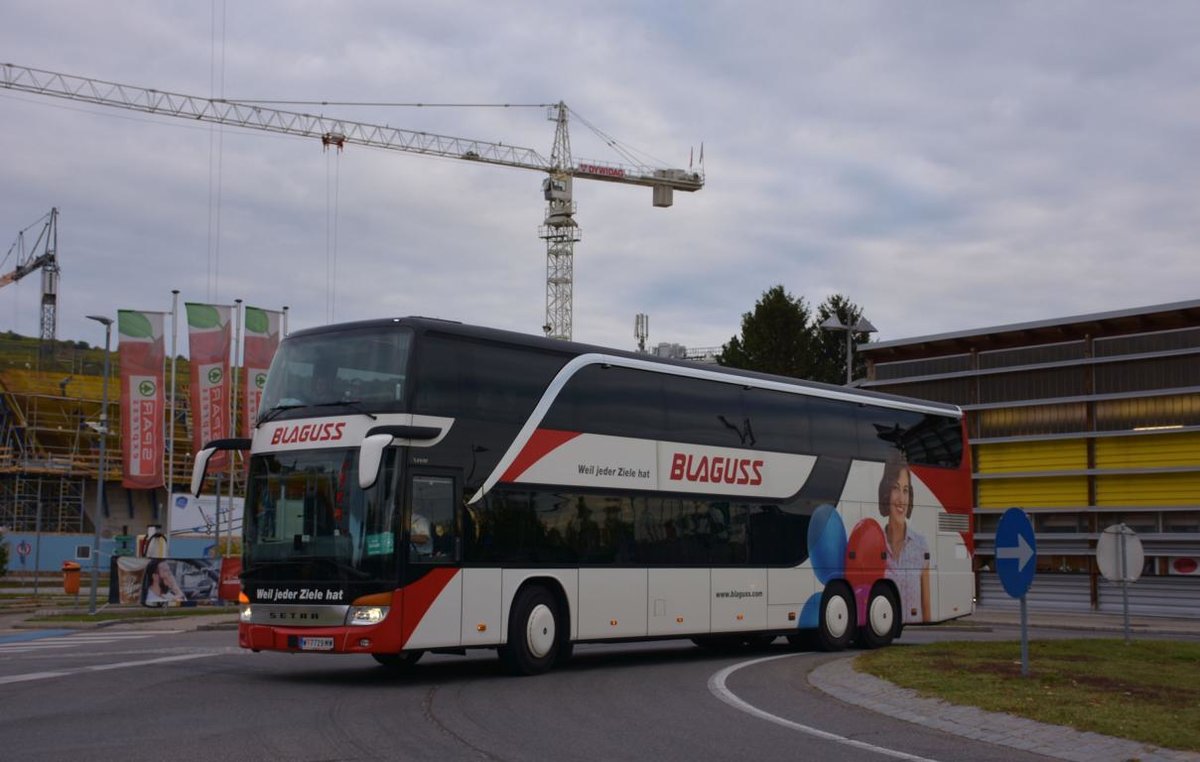 Setra 431 DT von Blaguss Reisen aus Wien 10/2017 in Krems.