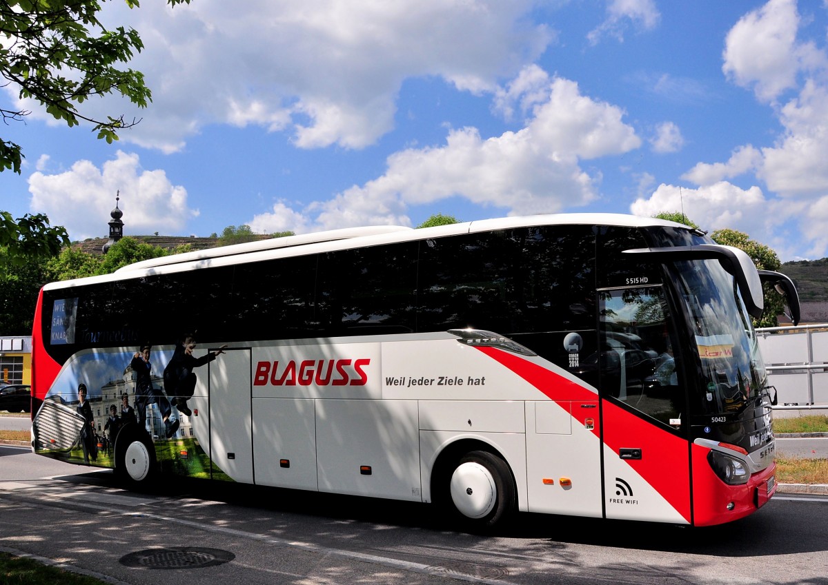 Setra 515 HD von Blaguss Reisen aus Wien am 10.5.2014 in Krems gesehen.