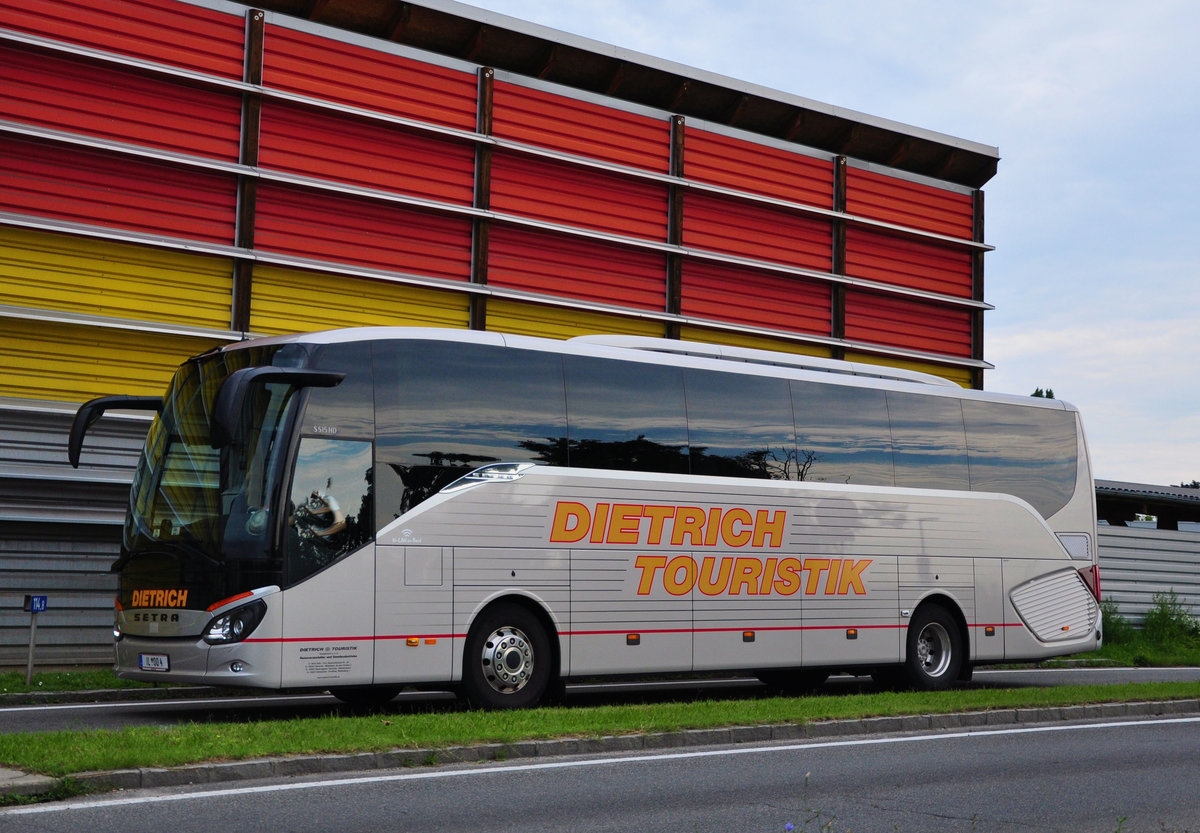 Setra 515 HD von der Dietrich Touristik aus sterreich in Krems gesehen.