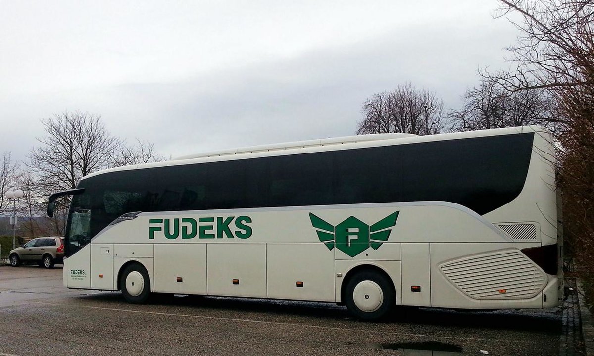 Setra 515 HD von Fudeks Reisen aus Beograd im Dez 2017 in Krems.
