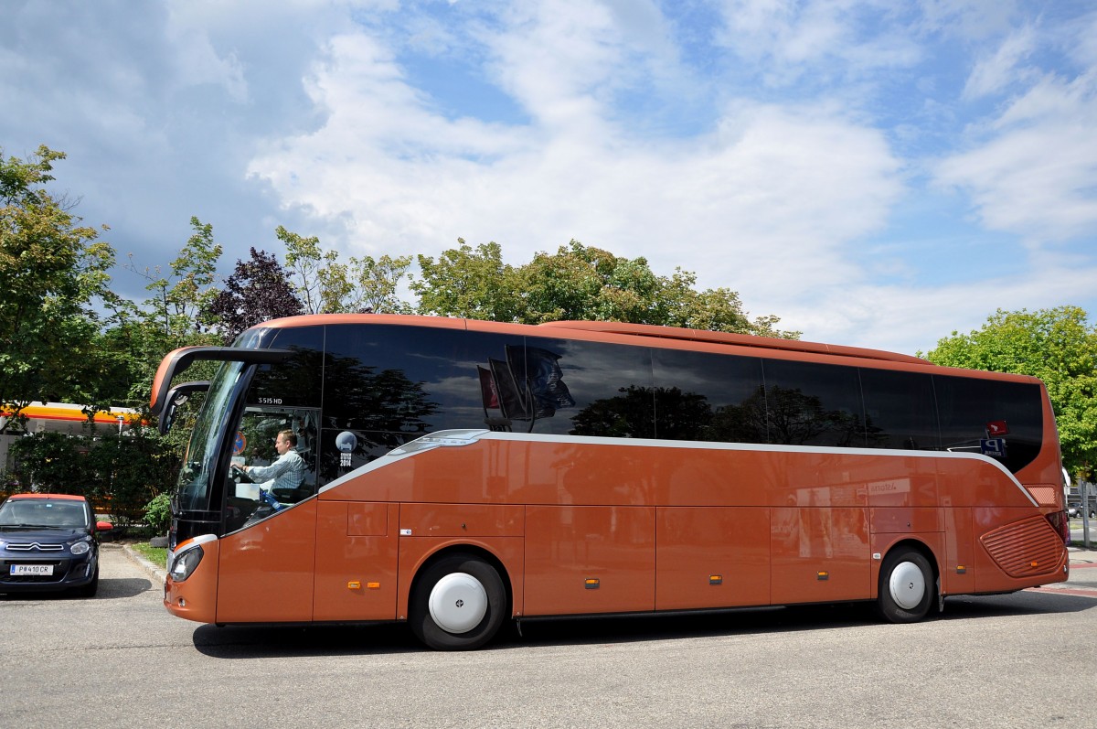 Setra 515 HD (fr Kuoni unterwegs)aus Polen im Juni 2015 in Krems.