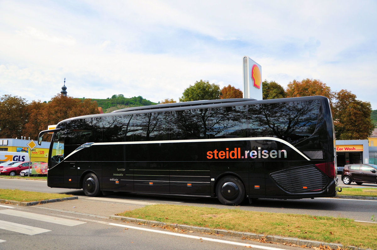 Setra 515 HD von Steidl Reisen aus der BRD in Krems gesehen.