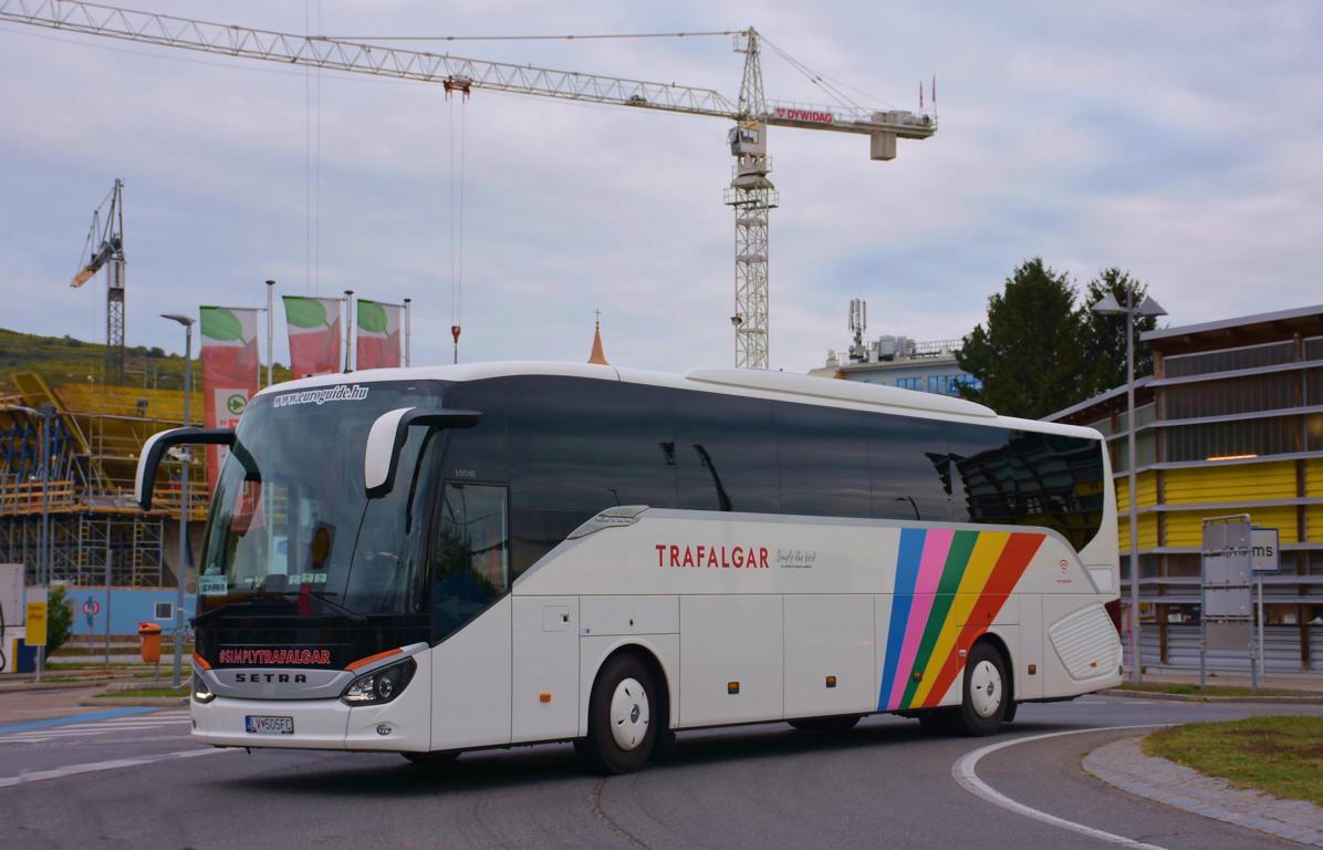 Setra 515 HD von Trafalgar Reisen aus Ungarn 10/2017 in Krems.
