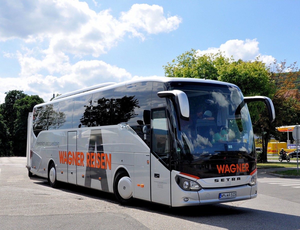 Setra 515 HD von Wagner Reisen aus der BRD (mit Radanhnger) im Juni 2015 in Krems gesehen.