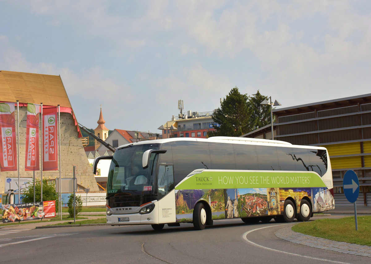 Setra 516 HD von Blaguss Reisen aus der SK 2018 in Krems gesehen.