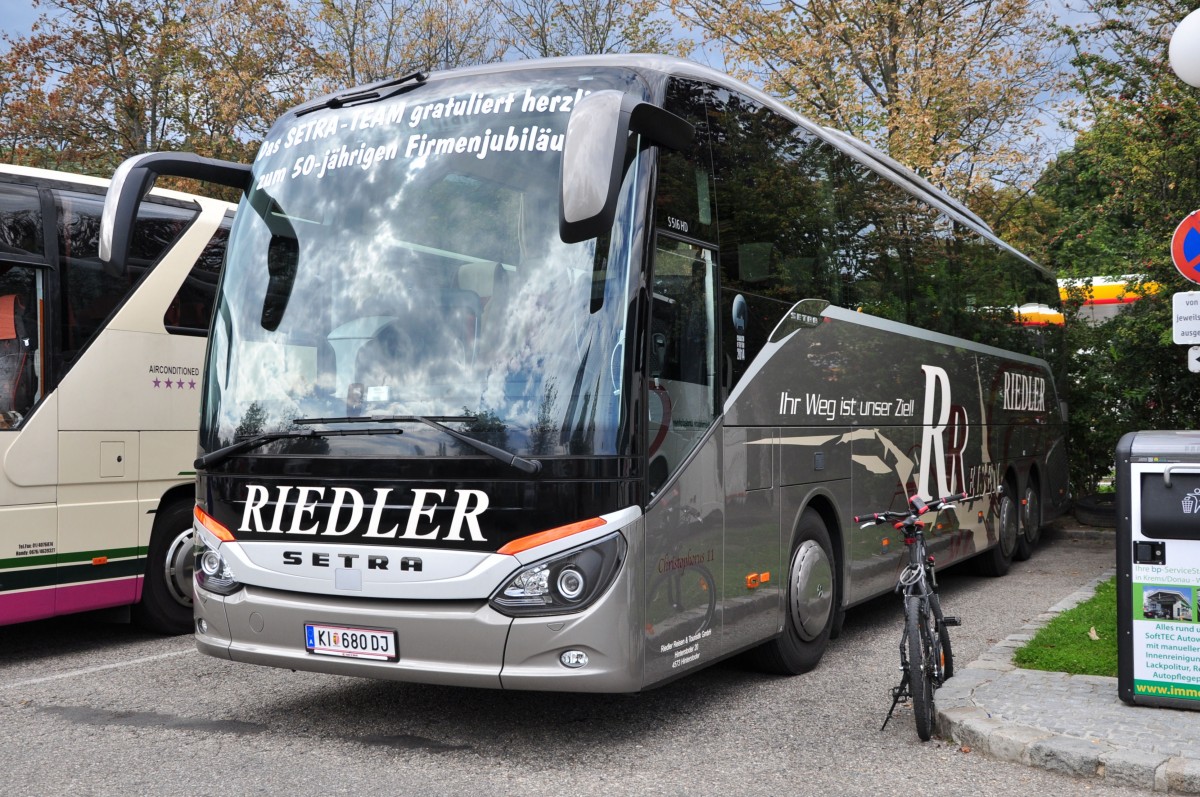 Setra 516 HD vom Reisebro RIEDLER aus Obersterreich am 29.August 2014 in Krems gesehen.