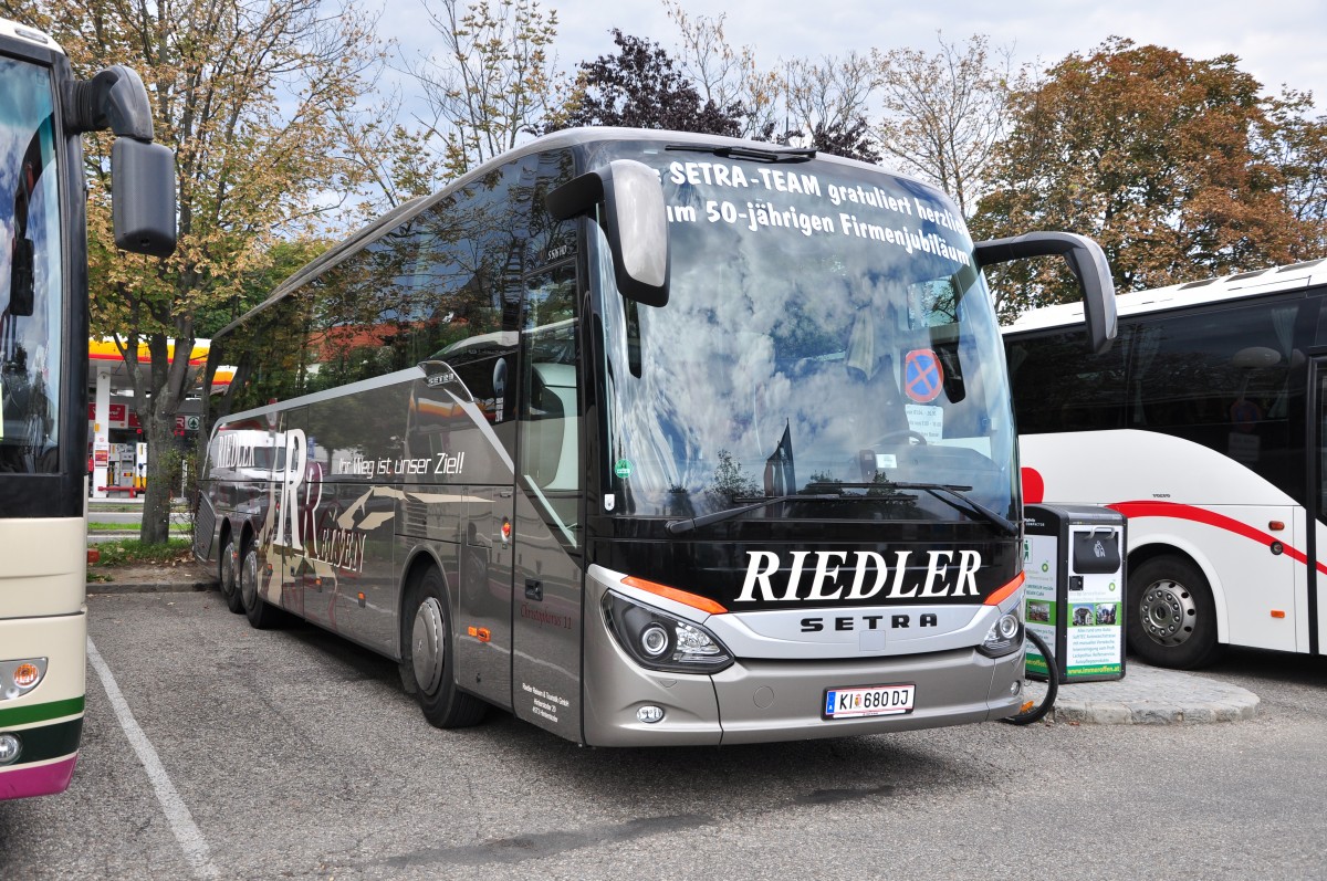 Setra 516 HD vom Reisebro RIEDLER aus Obersterreich am 29.August 2014 in Krems gesehen.