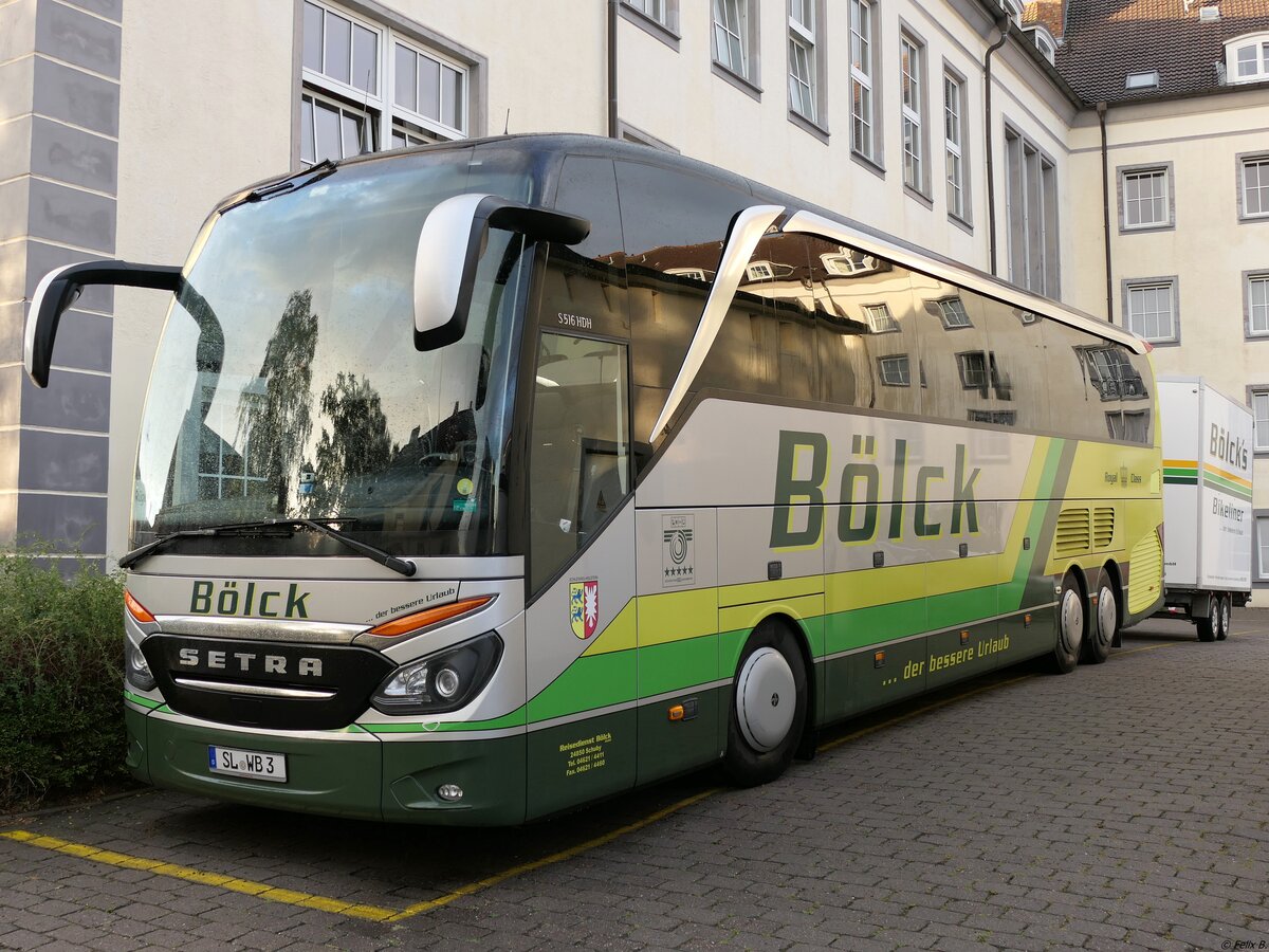 Setra 516 HDH von Bölck aus Deutschland mit Anhänger in Sassnitz.