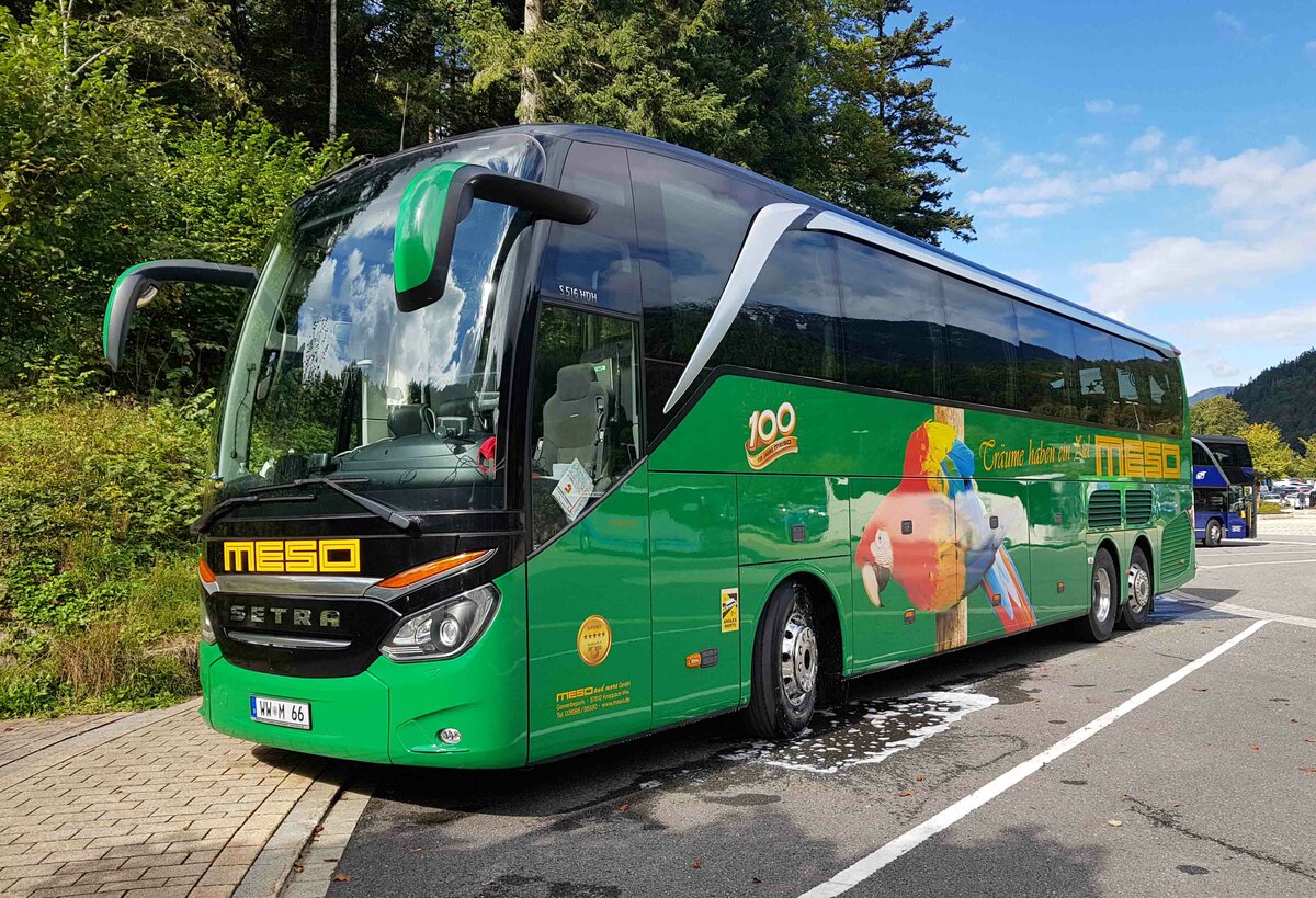 Setra 516 HDH vom Reisebusunternehmen MESO steht im September 2022 am Königssee.
Grüße an den sehr netten Fahrer!!!