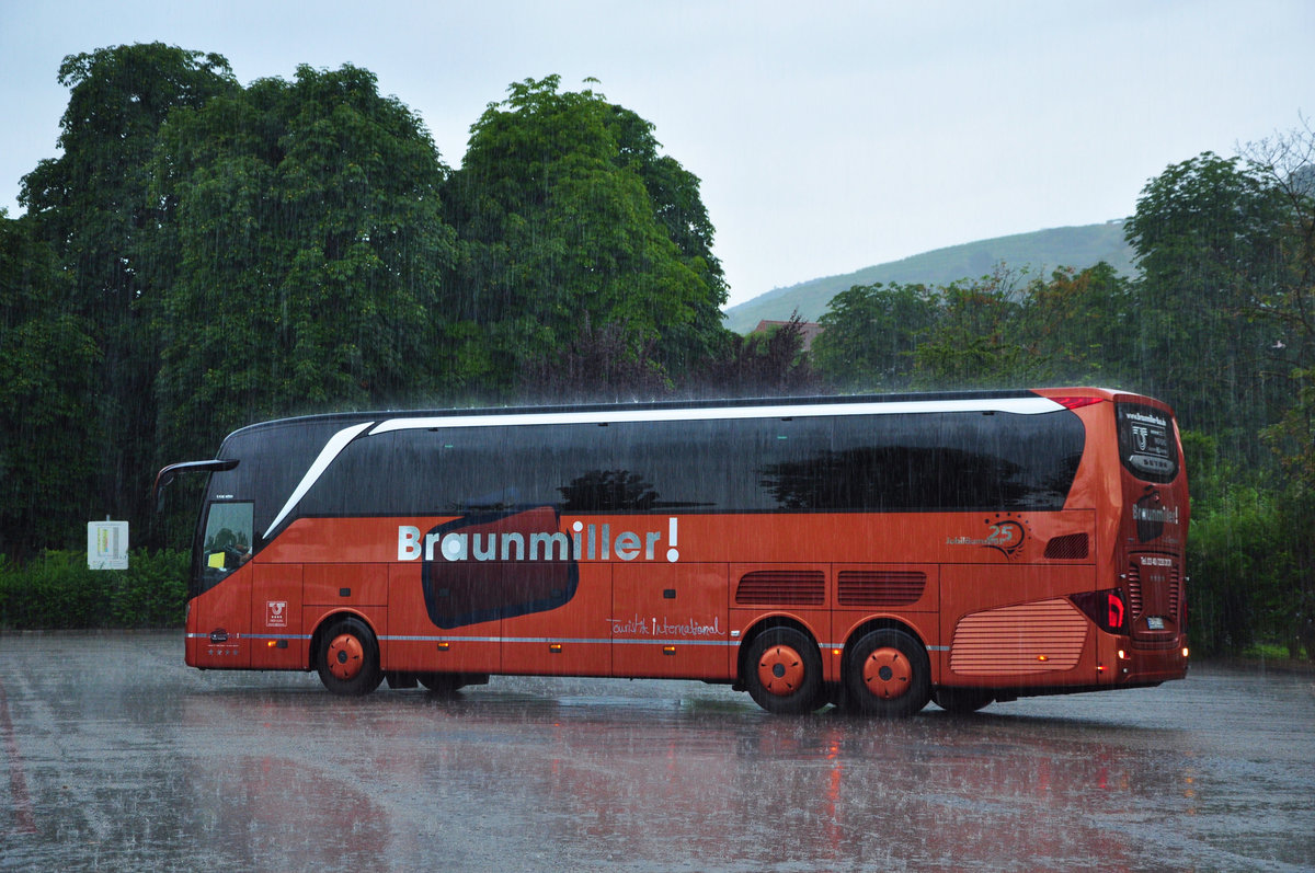 Setra 516 HDH von Thomas Braunmiller Reisen aus der BRD bei strmendem Regen in Krems gesehen.