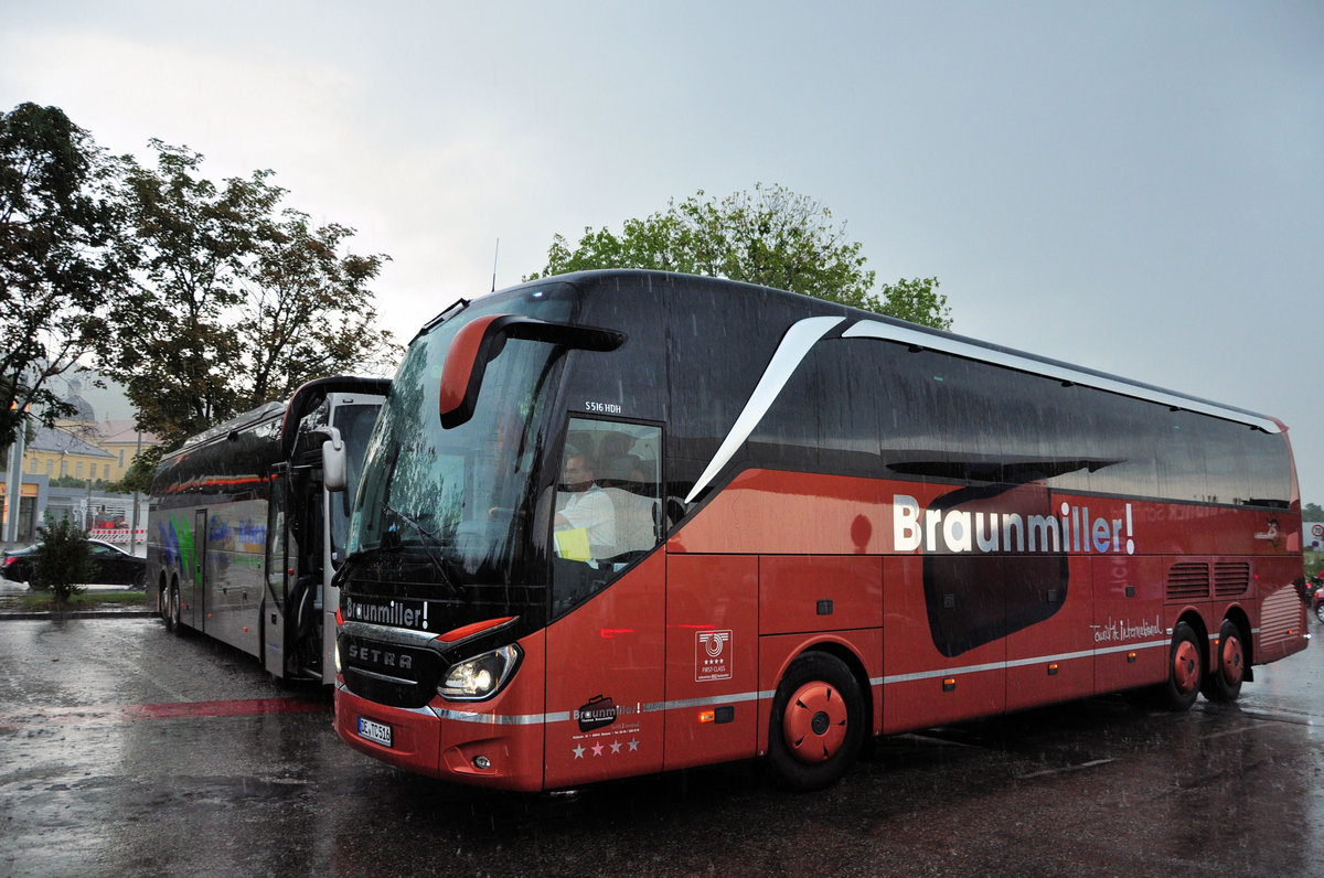 Setra 516 HDH von Thomas Braunmiller Reisen aus der BRD bei strmendem Regen in Krems gesehen.