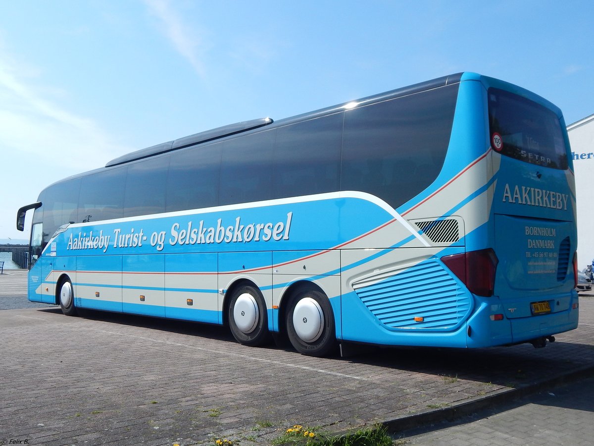 Setra 517 HD von Aakirkeby Turist- og Selskabskørsel aus Dänemark im Stadthafen Sassnitz.