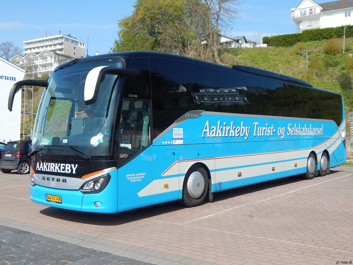 Setra 517 HD von Aakirkeby Turist- og Selskabskørsel aus Dänemark im Stadthafen Sassnitz.