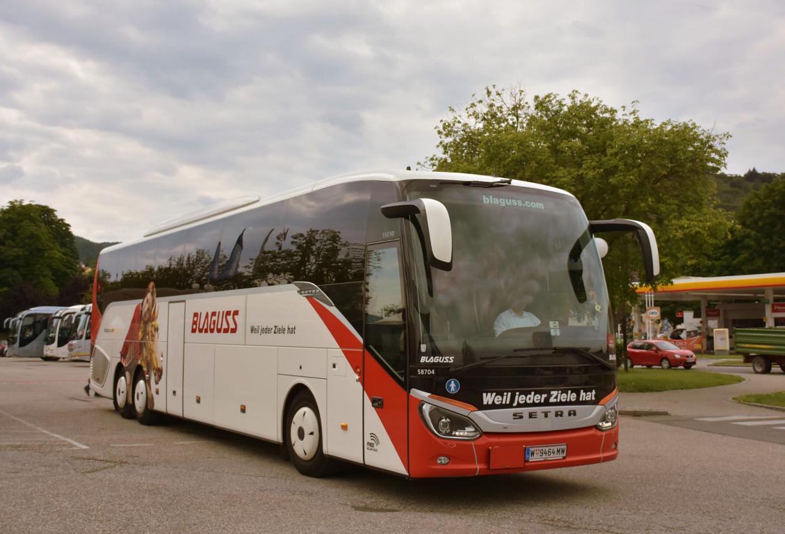 Setra 517 HD von Blaguss Reisen aus Wien 2018 in Krems gesehen.
