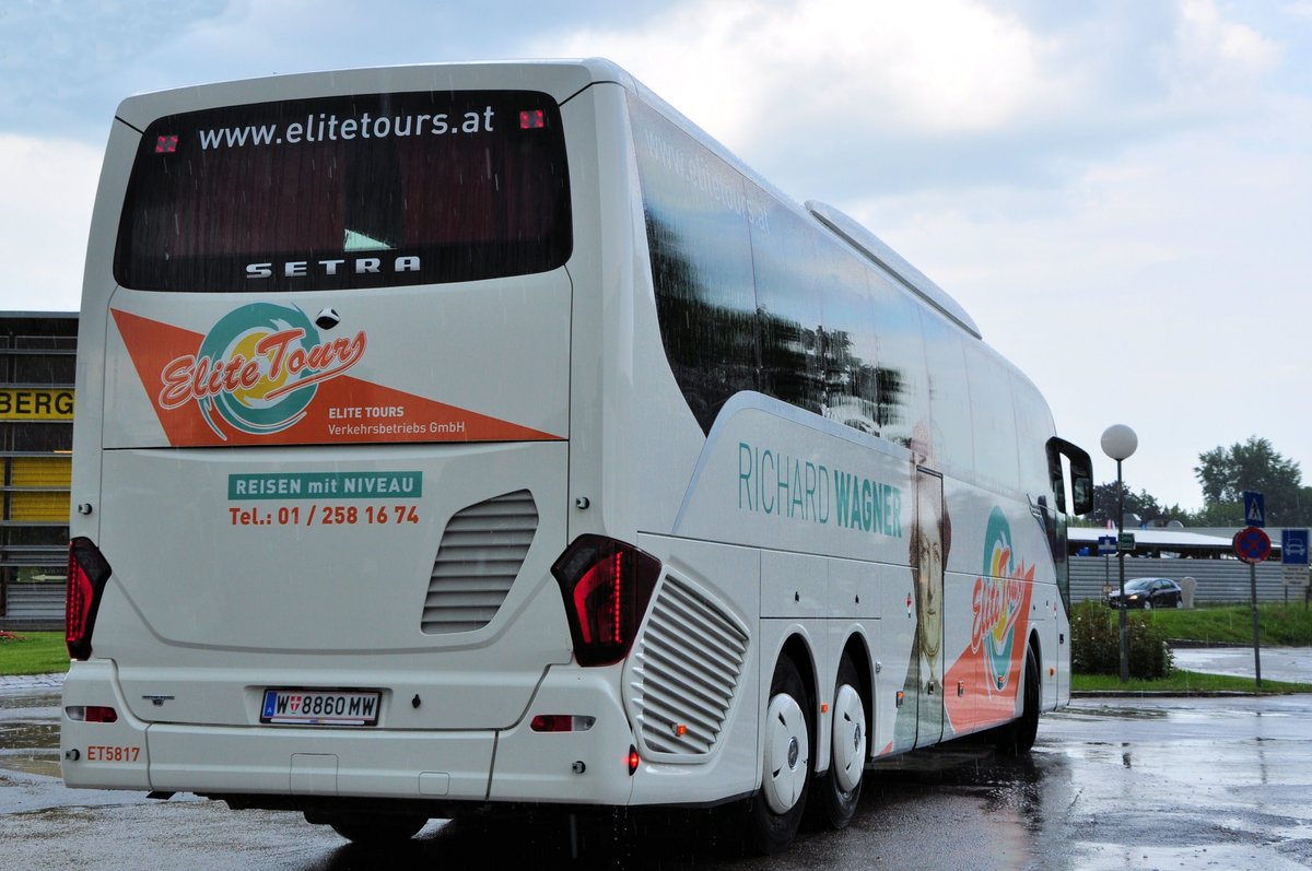 Setra 517 HD von Elite Tours aus Wien in Krems gesehen.