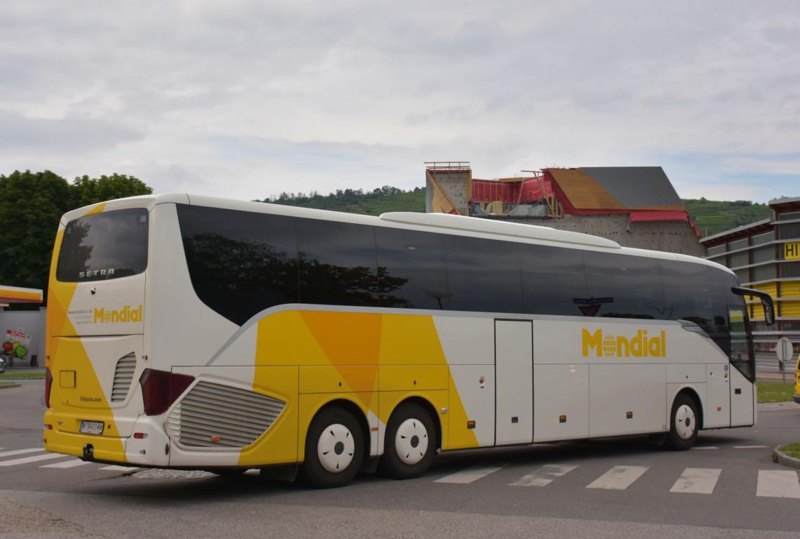 Setra 517 HD von Mondial Reisen aus AT 2018 in Krems gesehen.