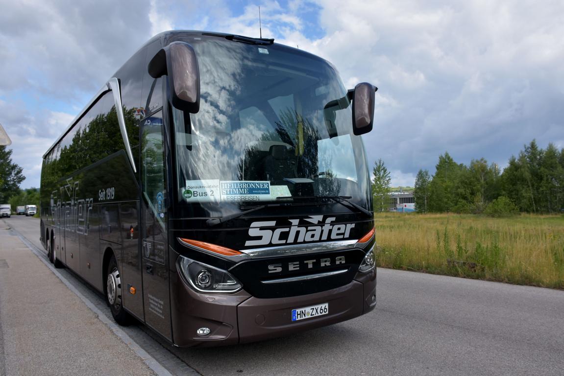 Setra 517 HDH von SCHFER Reisen aus der BRD 06/2017 in Krems.