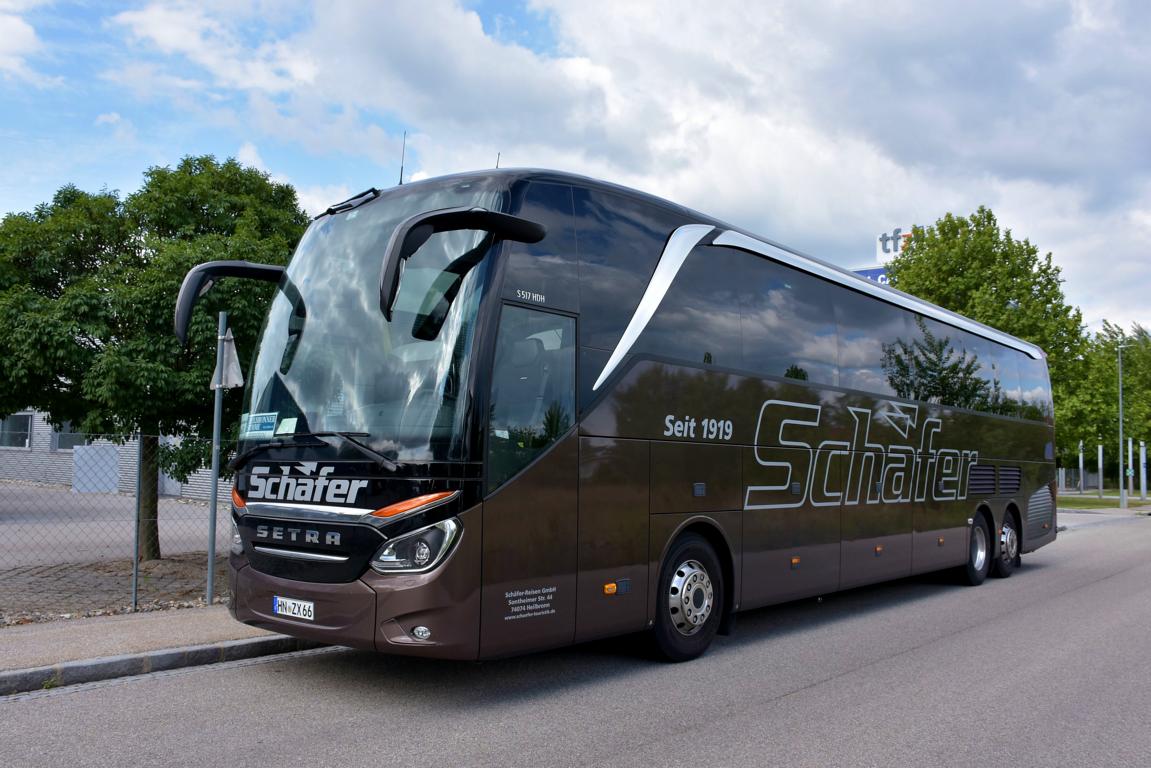 Setra 517 HDH von SCHFER Reisen aus der BRD 06/2017 in Krems.