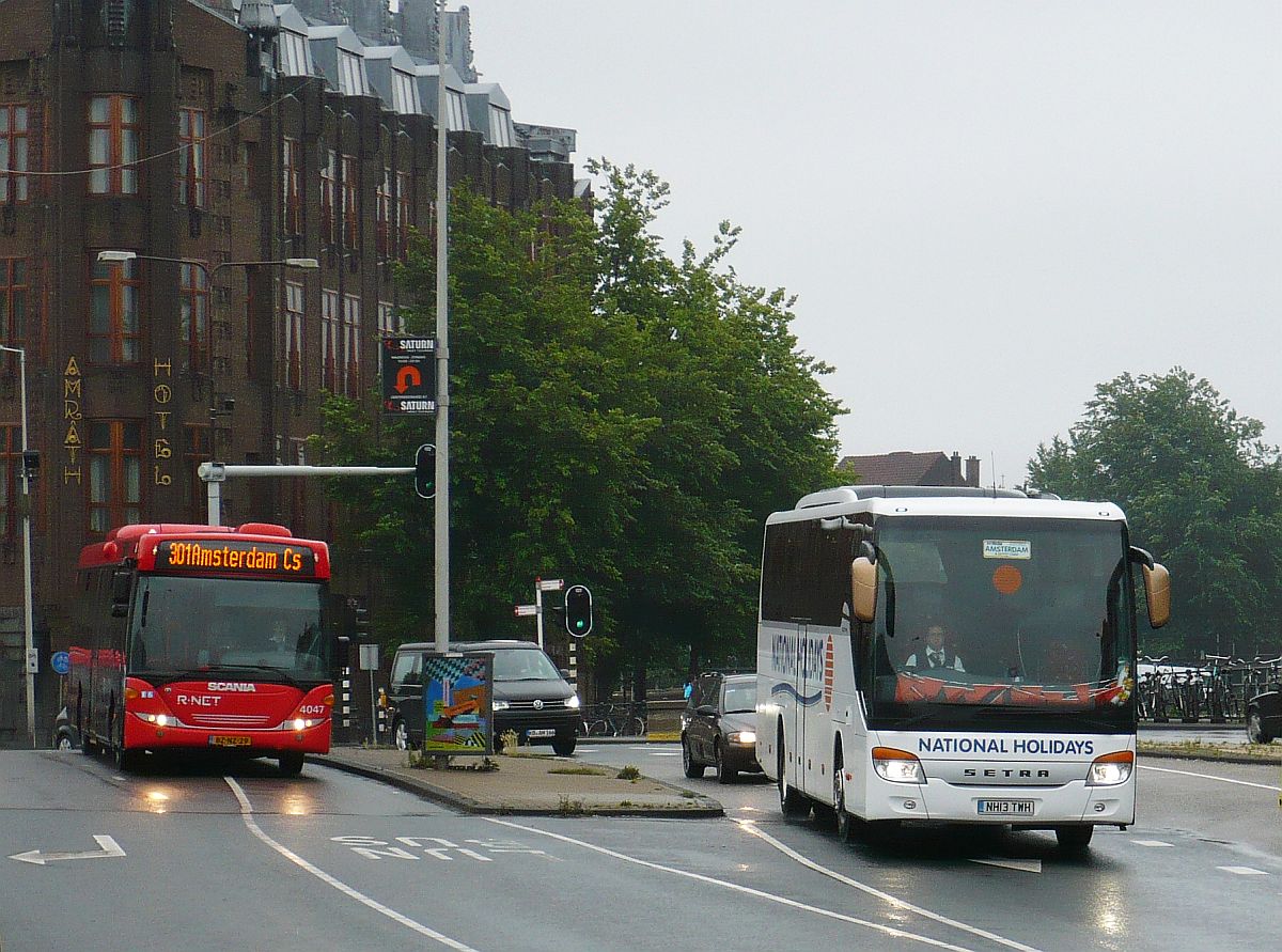 Setra Reisebus der Firma  National Holidays  aus England und EBS R-Net Bus  4046 Scania Omniline Baujahr 02-12-2011. Prins Hendrikkade, Amsterdam, Niederlande 09-07-2014.