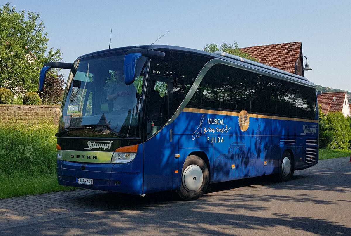 Setra S 41 HD des Busunternehmens STUMPF steht im Juni 2021 in Petersberg-Marbach