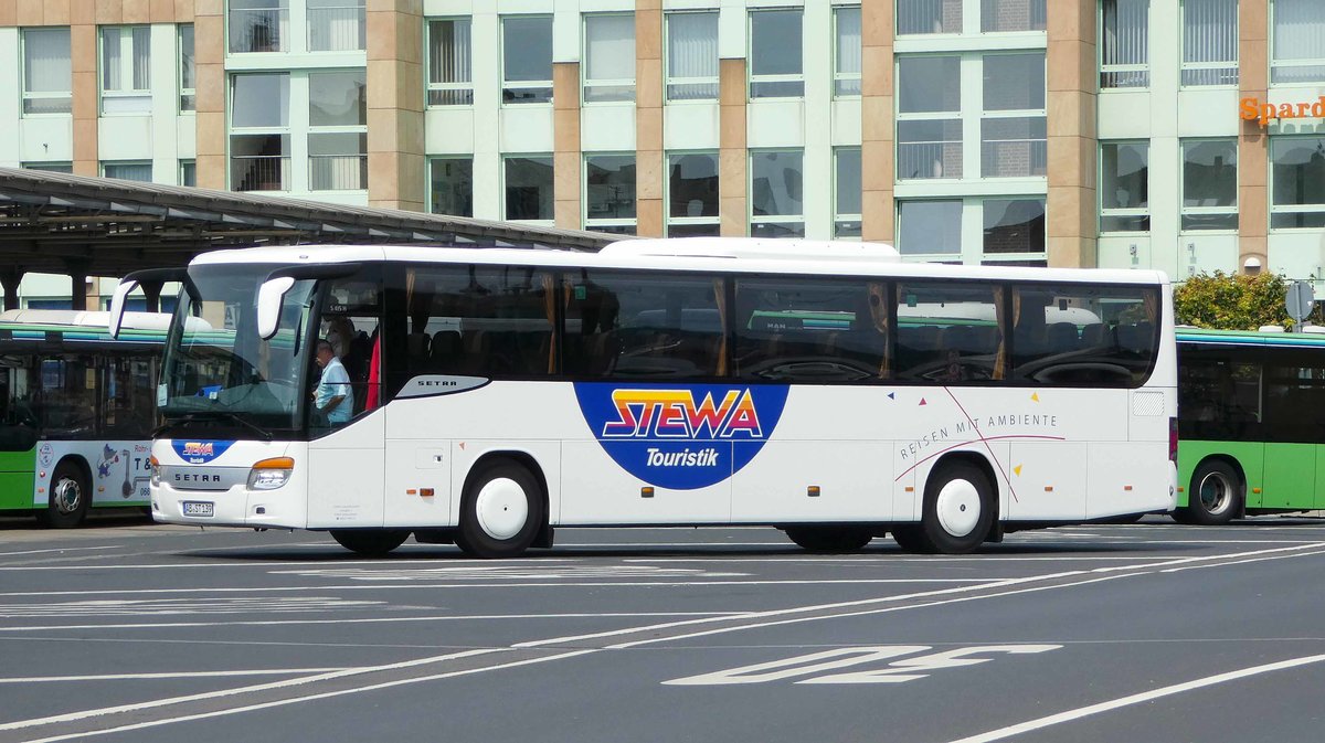 Setra S 415 H von dem Busunternehmen STEWA-Touristik steht am Bahnhof in Fulda, Juli 2018