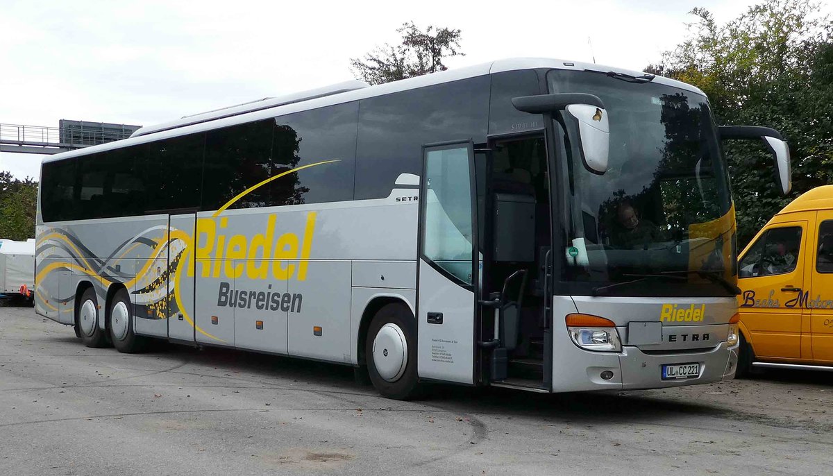 Setra S 417 von RIEDEL-Busreisen steht auf dem Busparkplatz der Veterama 2017 in Mannheim, Oktober 2017