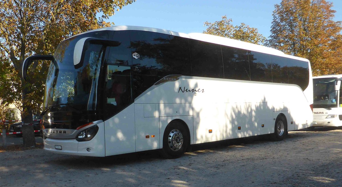 Setra S 515 HD vom Reisedienst NUNES aus Zrich steht im Oktober 2018 auf dem Busplatz der Veterama in Mannheim