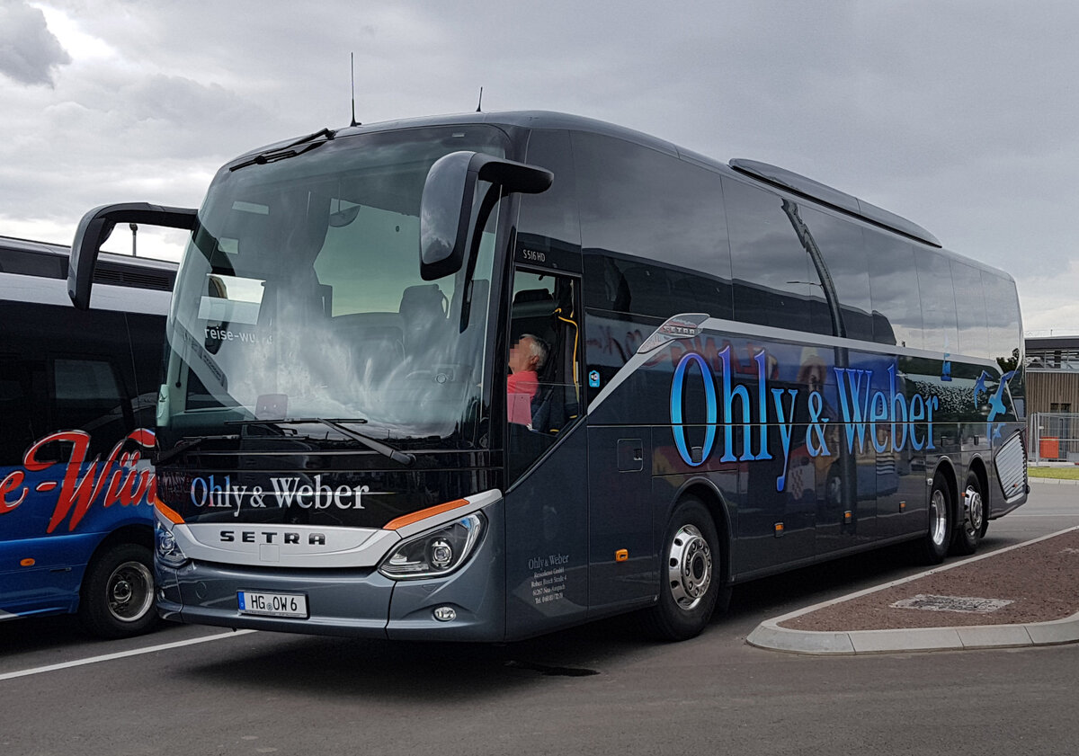 Setra S 516 HD von OHLY & WEBER steht im August 2021 auf dem BUGA-Parkplatz in Erfurt