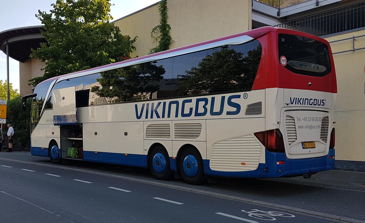 Setra S 517 HDH von VIKINGBUS aus Dänemark steht abfahrbereit am Konrad-Zuse-Hotel in Hünfeld im August 2022