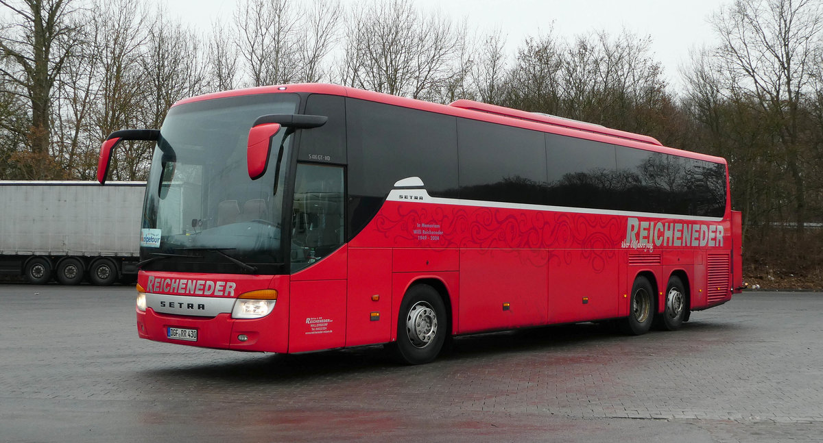 Setra S416GT-HD  des Busunternehmens  Reicheneder  steht auf dem Rasthof Fulda Nord, 02-2017