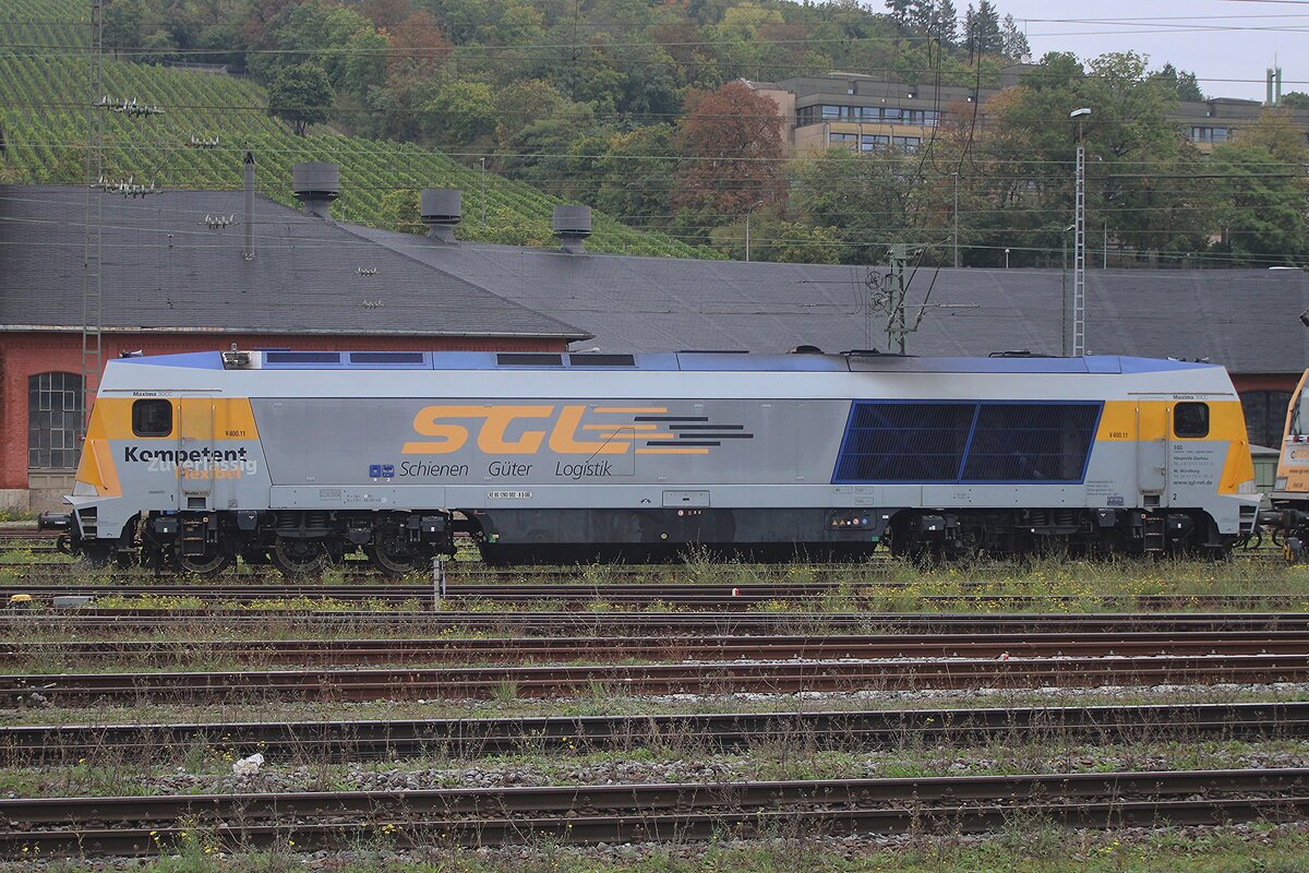SGL V 400.11 steht am grauen 30 September 2025 in Würzburg Hbf.