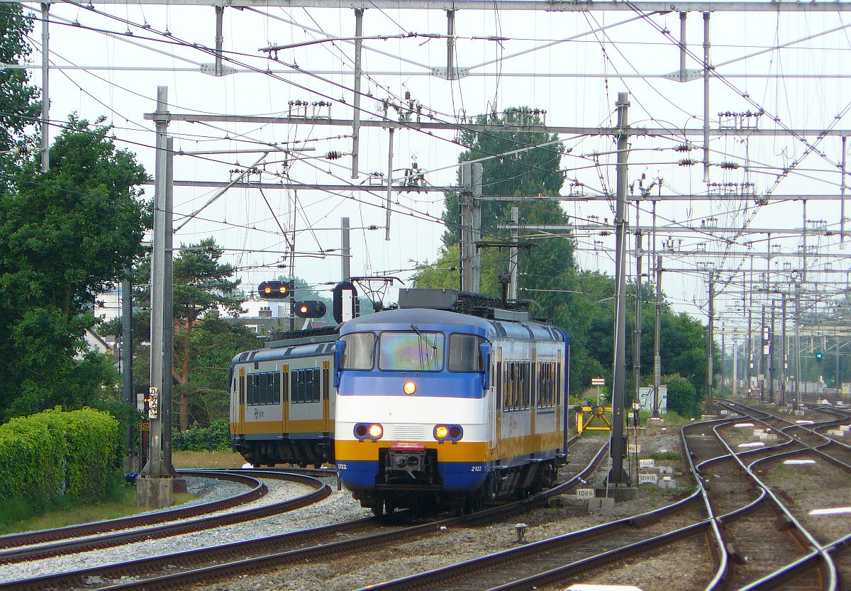 SGM-II Sprinter TW 2122 und 2117 ankunft Leiden Centraal 11-06-2014. SGM-II Sprinter treinstellen 2122 en 2117 komen aan als stoptrein uit Gouda. Leiden Centraal 11-06-2014.