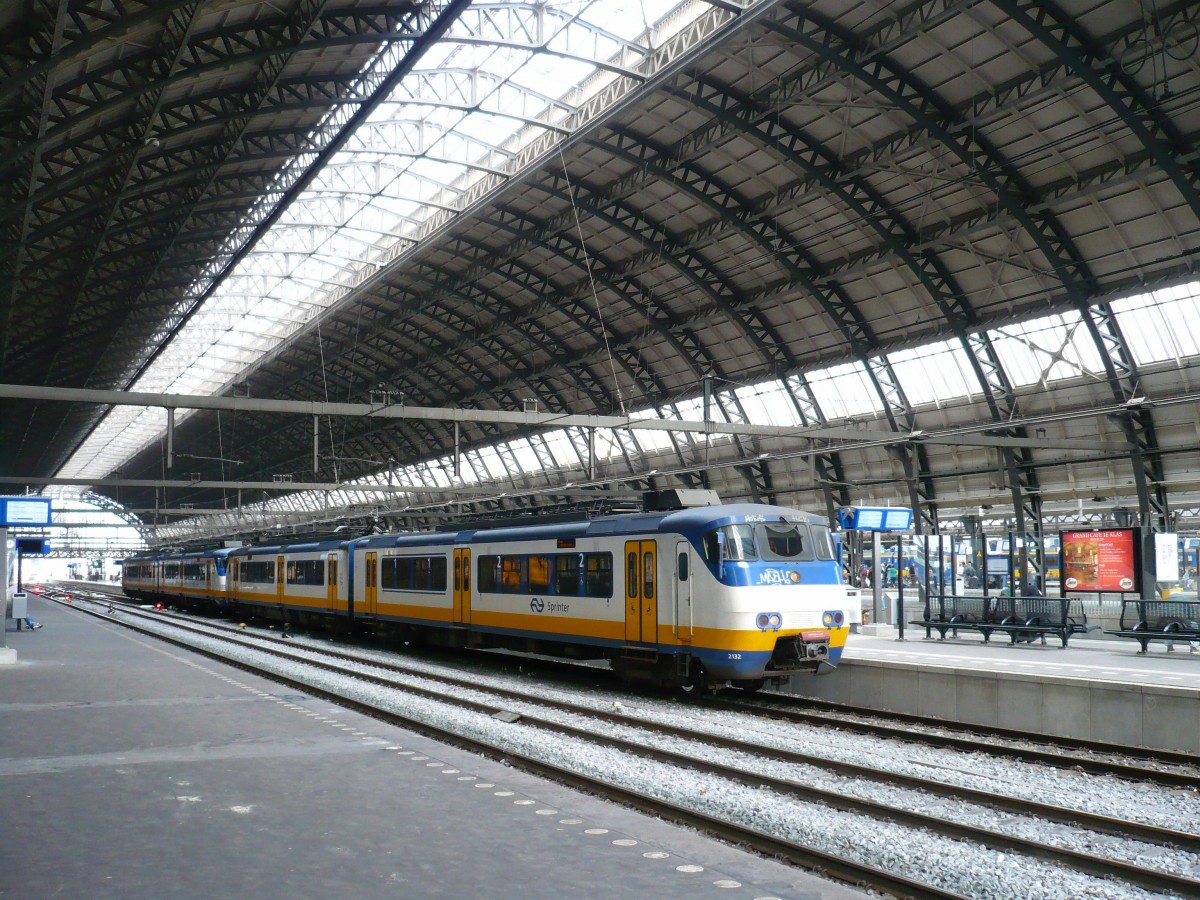 SGM-II Sprinter TW 2132 und 21XX Gleis 4 Amsterdam Centraal Station 01-04-2015.

SGM-II Sprinter treinstel 2132 en 21XX spoor 4 Amsterdam Centraal Station 01-04-2015.