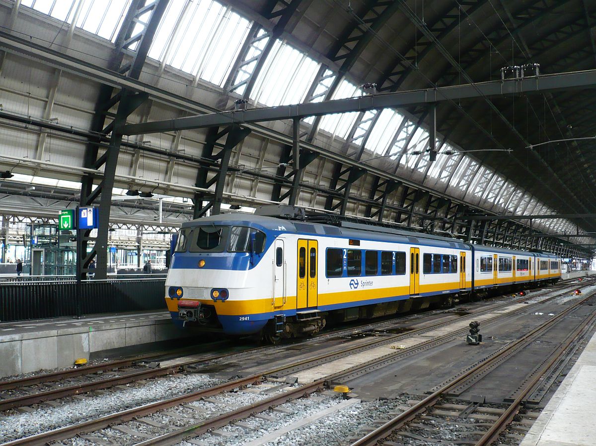 SGM-III Sprinter TW 2941 Gleis 5 Amsterdam Centraal Station 26-11-2015.

SGM-III Sprinter treinstel 2941 spoor 5 Amsterdam Centraal Station 26-11-2015.

