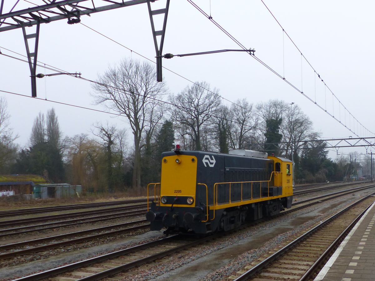 SHD (Stichting Historisch Dieselmaterieel) Diesellok 2205 bei umrangieren in Dordrecht 16-02-2017.

SHD (Stichting Historisch Dieselmaterieel) dieselloc 2205 bij het omrangeren in Dordrecht 16-02-2017. 