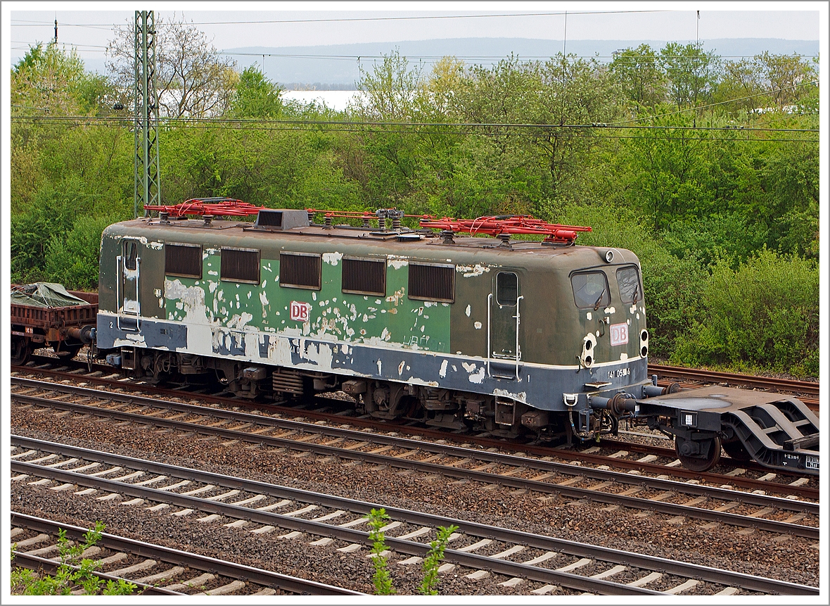 Sie hatte schon bessere Zeiten erlebt.....
Die DB 141 055-4, ex DB E41 055, steht am 28.04.2013 beim DB Museum Koblenz-Ltzel (aufgenommen aus einem fahrendem Sonderzug). Die Lok dient als Ersatzteilspender fr die E41 001 des DB Museums.
Sie wurde 1958 von Henschel unter der Fabriknummer 29686I gebaut, die elektrische Ausrstung ist von BBC.
