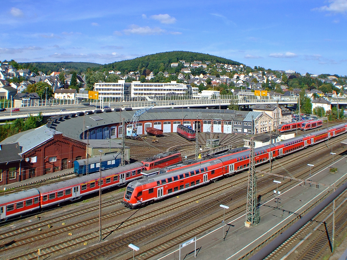 Siegen am 15. Sep. 2007, Blick vom Parkdeck der Citygalerie auf den Hbf und den Ring Lokschuppen. In den Lokschuppen befannd sich bis 2020 das Sdwestflische Eisenbahnmuseum.