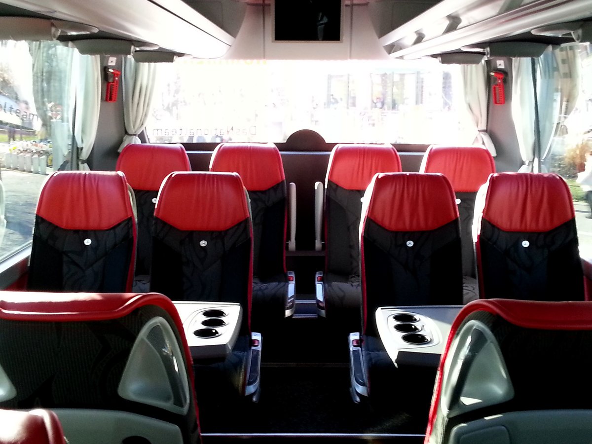 Sitzgruppen im Mercedes Travego von k & k Busreisen,Mannschaftsbus des sterr. Fuball-Nationalteams in Wien gesehen.