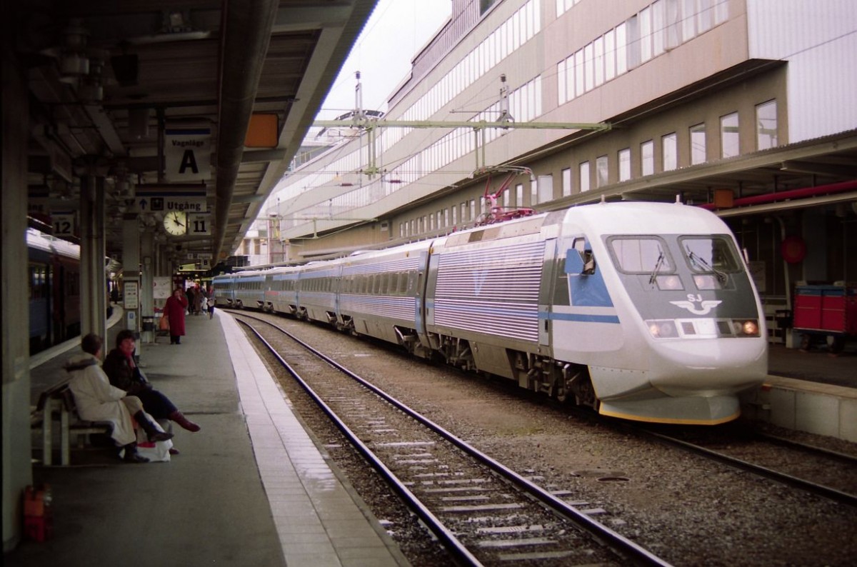 SJ Triebzug X2000 Stockholm Centralstation 19-04-1993. Bild und Scan: Hans van der Sluis

SJ treinstel X2000 Stockholm Centralstation 19-04-1993. (Scan van negatief)