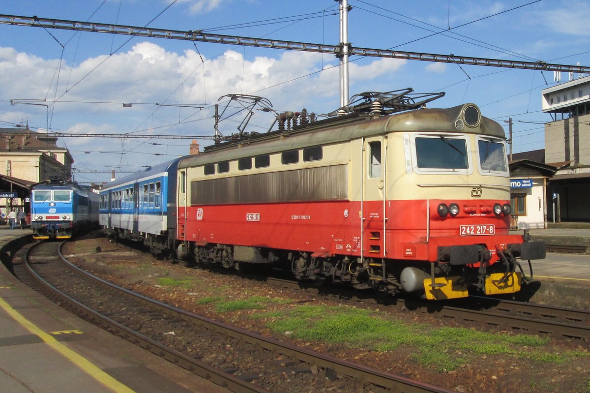 Skoda-Knallfrosch 242 217 in Originallackierung steht am 2 Juni 2015 in Brno hl.n.