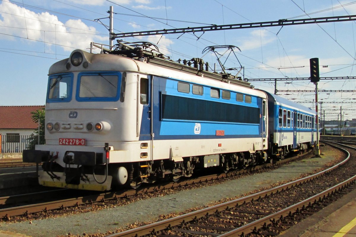 Skoda-Knallfrosch 242 278 treft am 2 Juni 2015 in Brno hl.n. ein. Wer glaubt, die DB 141er sind richtige Knallfrösche, wird gebeten, nach Brno hl.n. zu gehen und der 242 mit der DB 141er zu vergleichen!