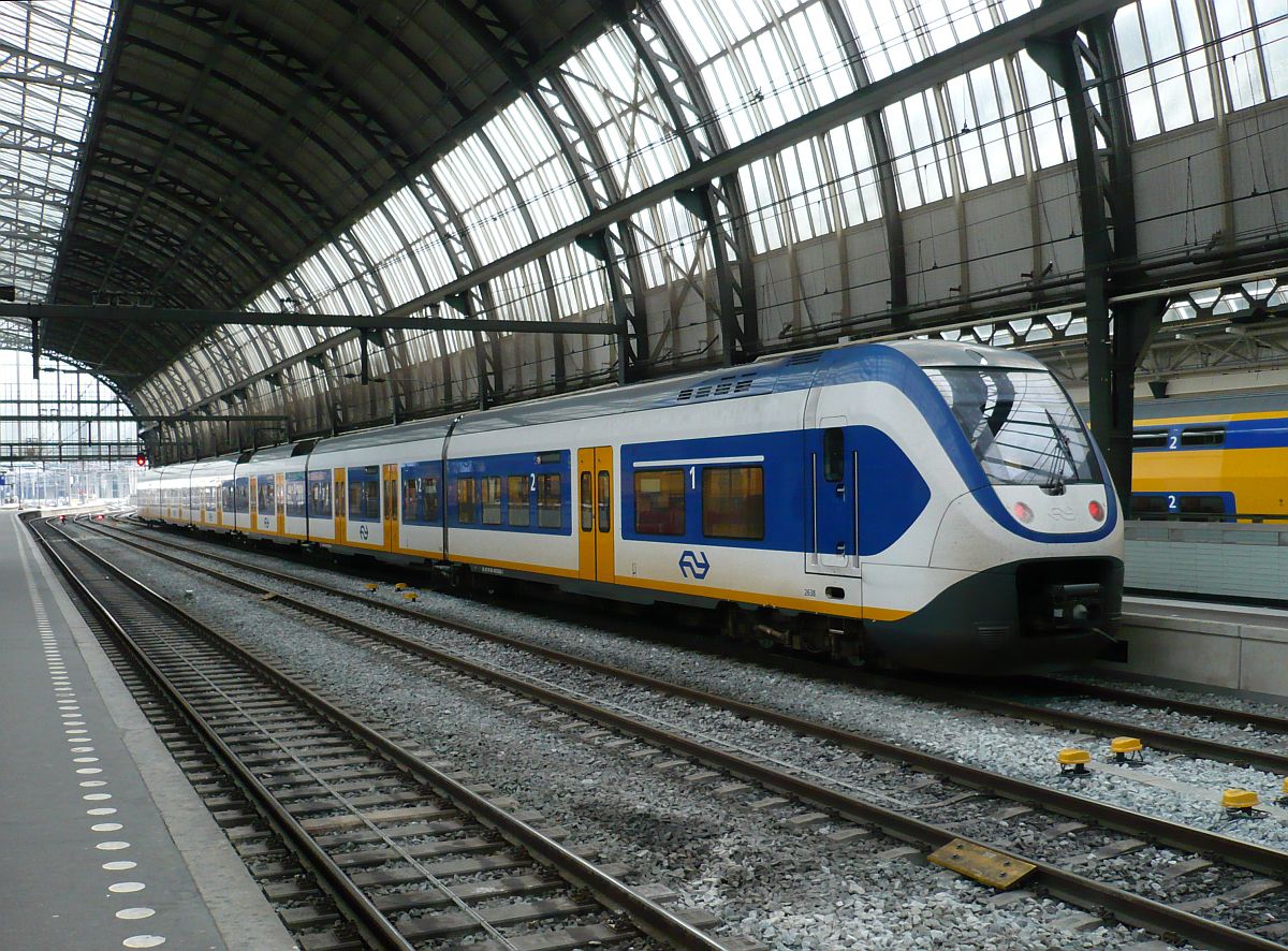 SLT-6 TW 2638 Gleis 11 Amsterdam Centraal Station 12-11-2014.

SLT-6 treinstel 2638 spoor 11 Amsterdam Centraal Station 12-11-2014.