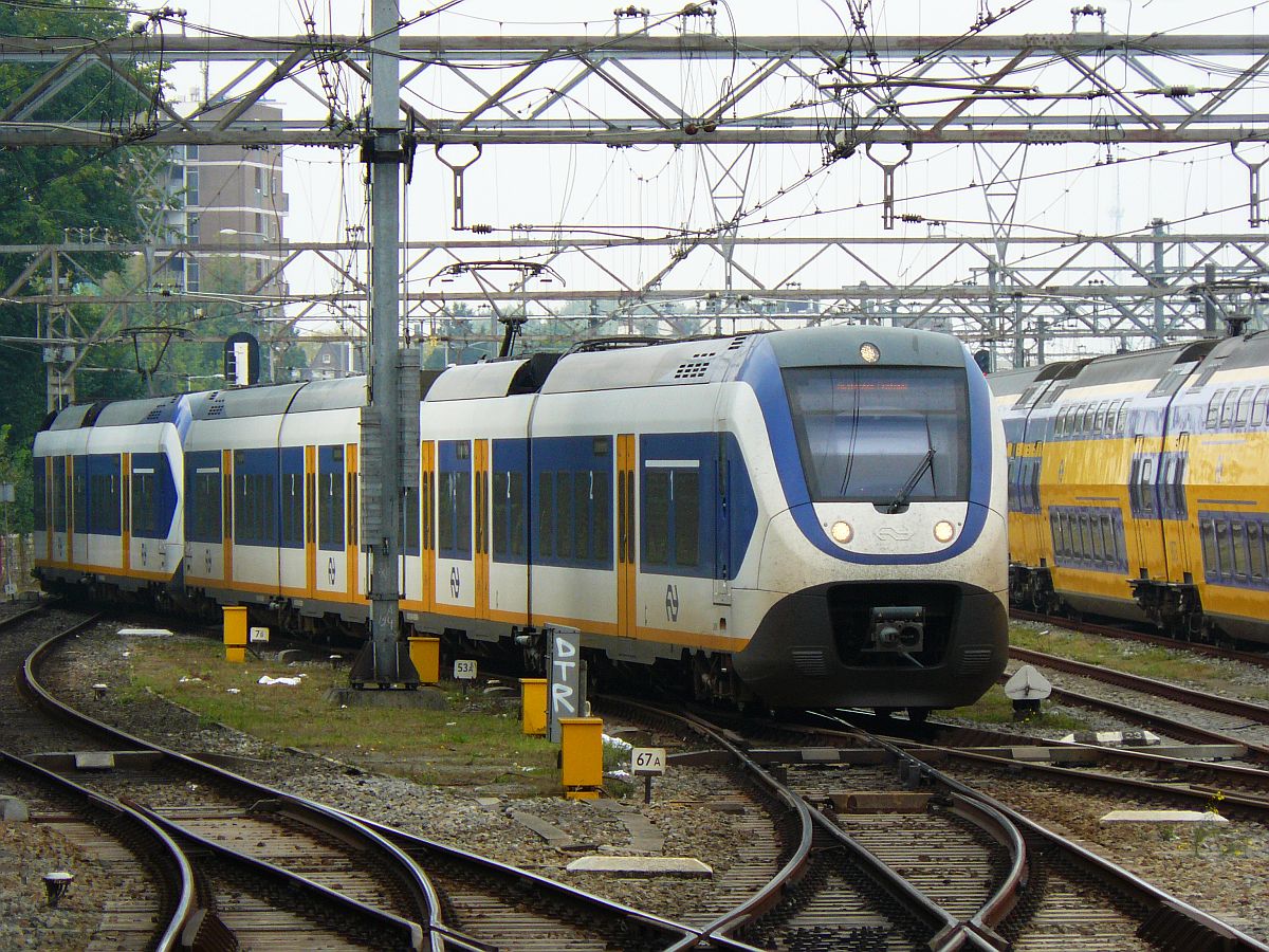 SLT TW 2409 und 2462 Amsterdam Centraal Station 20-09-2014.


SLT treinstellen 2409 en 2462 westzijde Amsterdam Centraal Station 20-09-2014.